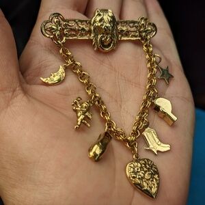 EVC GOLD TONE LION HEAD DANGLING CHARMS BROOCH